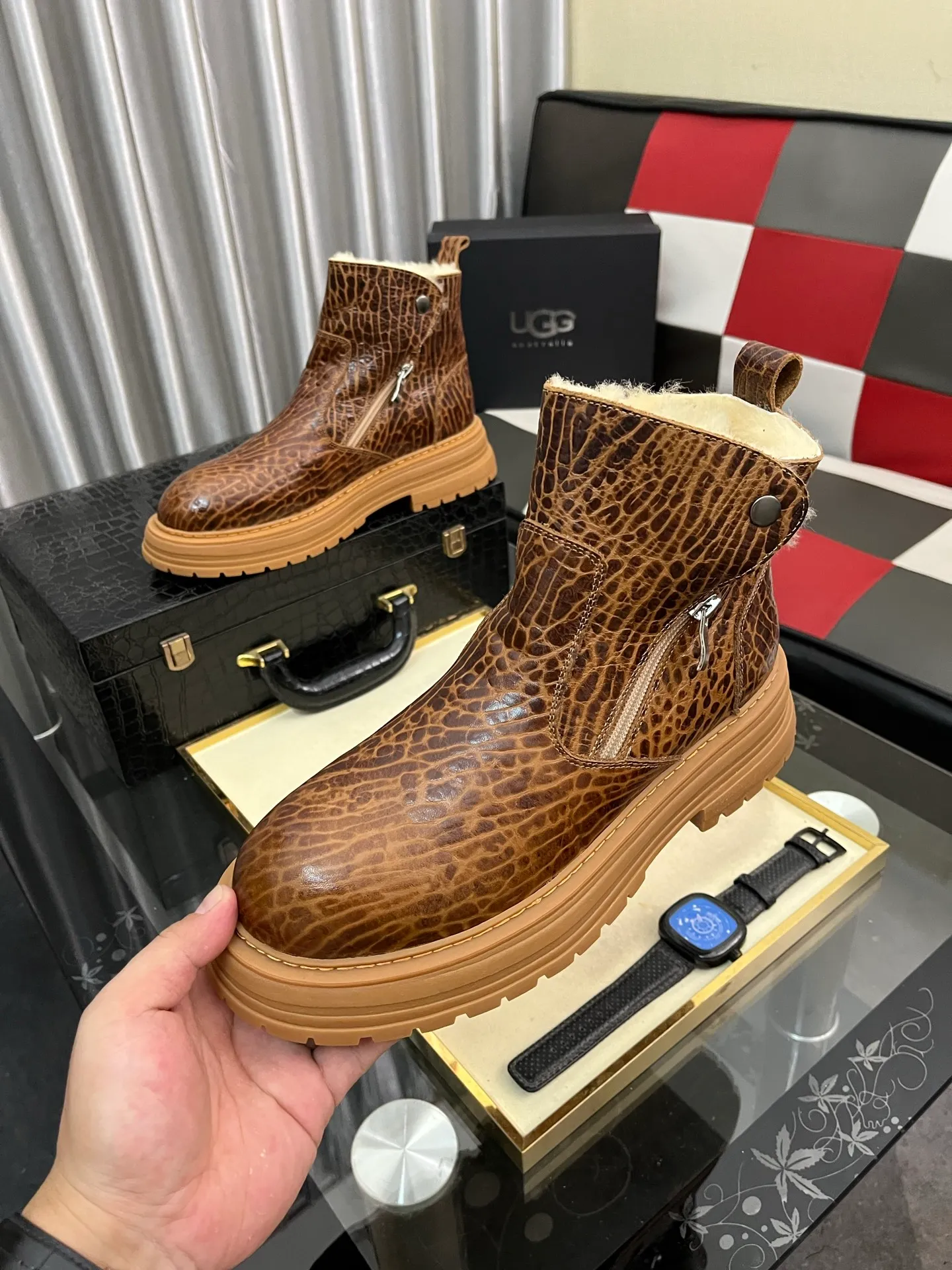 Ex-factory price: 680⌚️⌚️Thick wool imported from Australia Brand: UGG genuine purchasing agent Size: 39-44 (45 customized) Grade: Official website 1:1 Material: First layer of genuine leather waterproof and antifreeze upper Real wool lining Original non-slip and wear-resistant outsole Style category: Men's casual shoes Trendy style Comfortable on the feet Color: Official website color synchronization